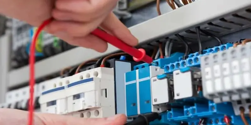 Elektricien test aardlekschakelaar in groepenkast met meetpen